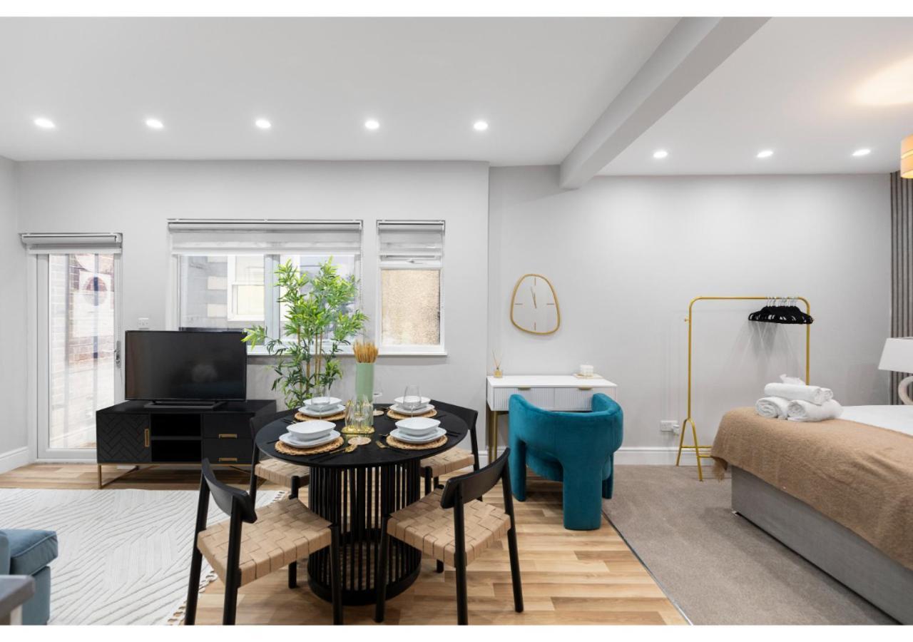 Luxe And Modern Studio- Sleeps Three Londra